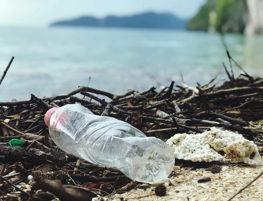 Botella de plástico frente al mar